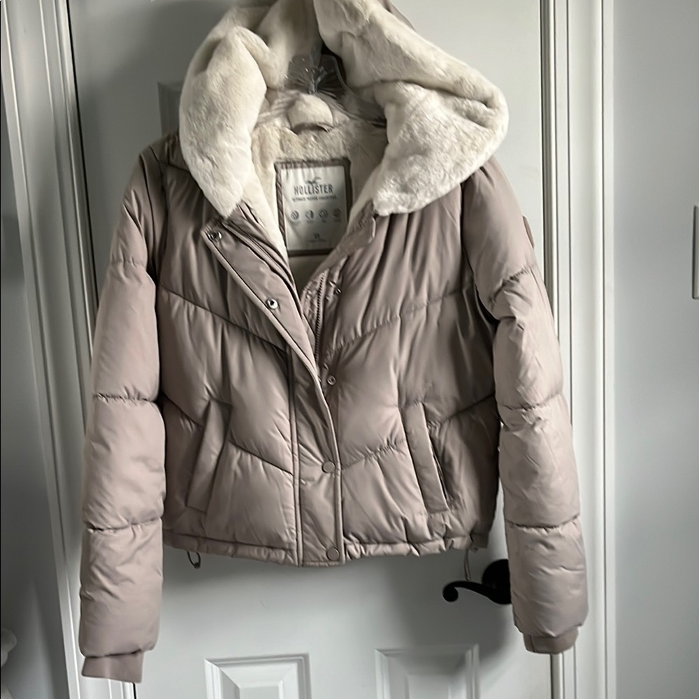 NWOT Hollister Women's Beige/Tan cream faux fur Puffer Jacket XS
